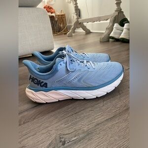 Hoka Arahi 6 women’s size 8
